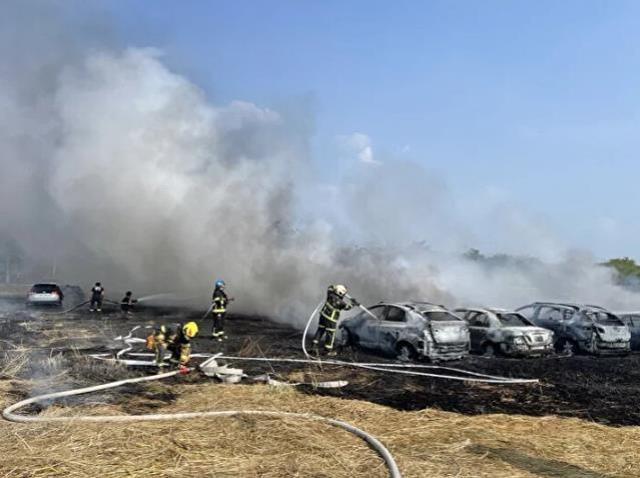 Tayvan'da otoparkta çıkan yangında 24 otomobil ile bir kamyon küle döndü