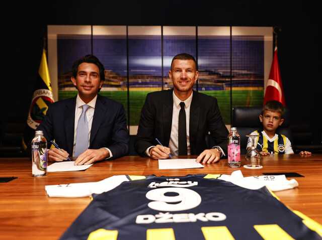 Son Dakika: Fenerbahçe, dünyaca ünlü golcü Edin Dzeko ile 2 yıllık sözleşme imzaladı