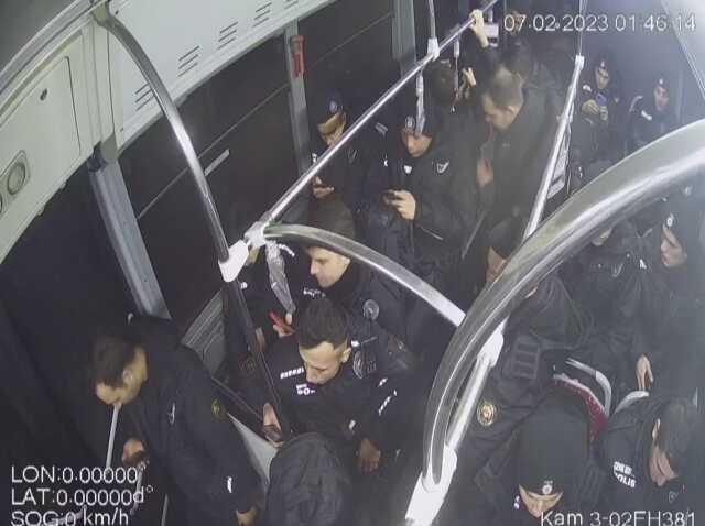 Depremde onlarca canı kurtaran kahramanların Adıyaman'a geliş görüntüleri ortaya çıktı! Otobüsteki konuşmaları duygulandırdı