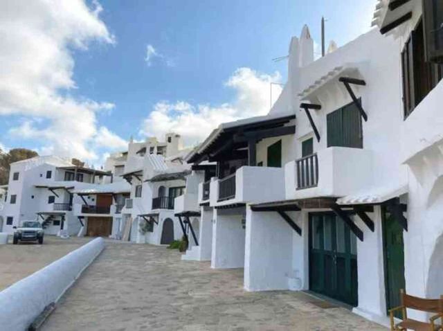 İspanya'da yerel halk, turistlerin girişini engellemek için 22 tatil köyünün girişini zincirlerle kapattı