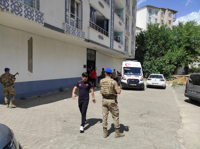 Ailesini tahra ile rehin aldı