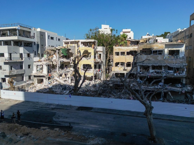 İran'ın vurduğu Tel Aviv'de büyük yıkım