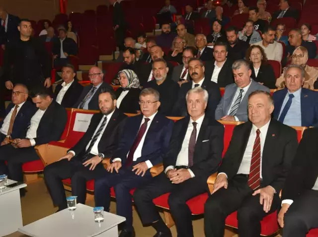 Ahmet Davutoğlu konuşma yaparken