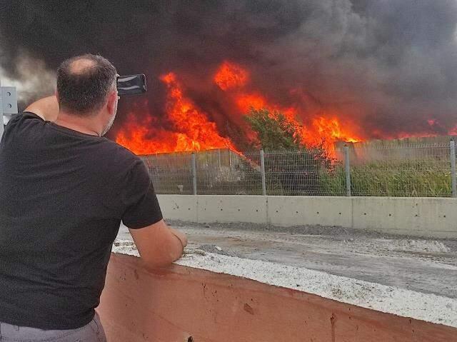 Geri dönüşüm tesisinde yangın! Alevler yan tesise de sıçradı, ekiplerin müdahalesi sürüyor