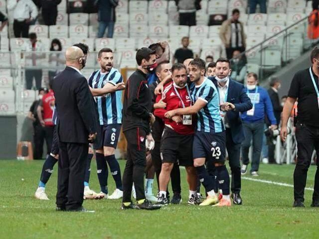 Beşiktaş - Adana Demirspor maçı sonrası saha savaş alanına döndü