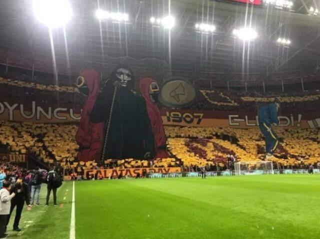 Galatasaray tribünlerinde Squid Game koreografisi: Hazırsanız oyuna başlıyoruz!