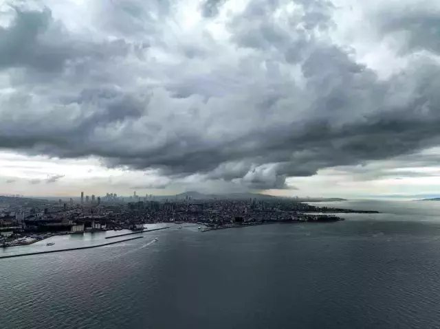 İstanbul'u kara bulutlar kapladı
