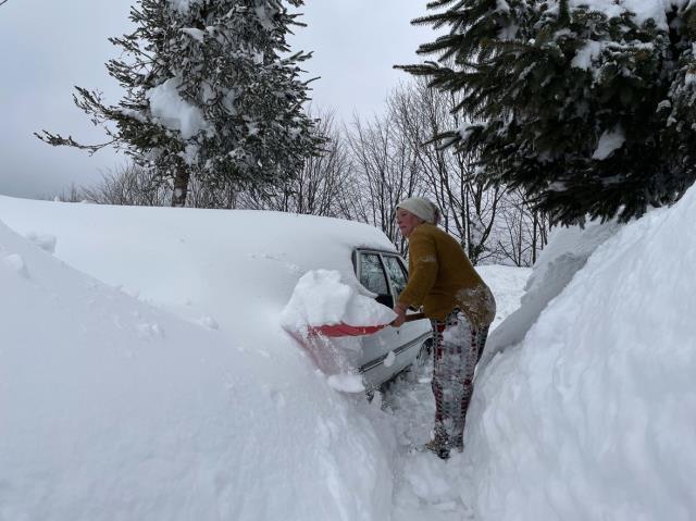 Fotoğrafı Ordu Büyükşehir Belediyesi paylaştı! Dışarı çıkmak isteyen vatandaş, kardan duvarla karşılaştı