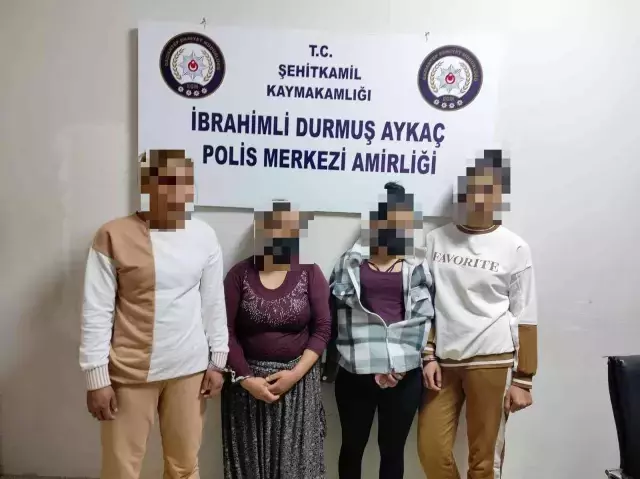 Yoldan geçenler ne olduğunu anlamadı! 4 kadın trafikte paraları saça saça ilerledi