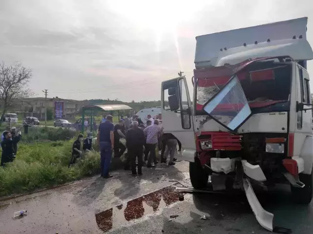 Kamyon ile otobüs çarpıştı, çok sayıda yaralı olduğu öğrenildi