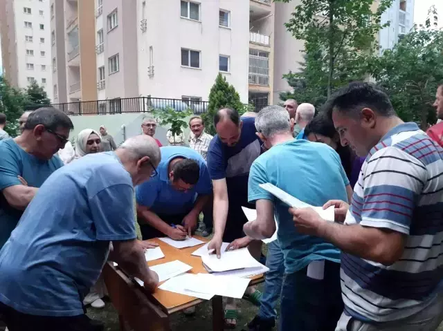 Site aidatına fahiş zamma karşı eylem yaptı, yöneticiden dayak yedi