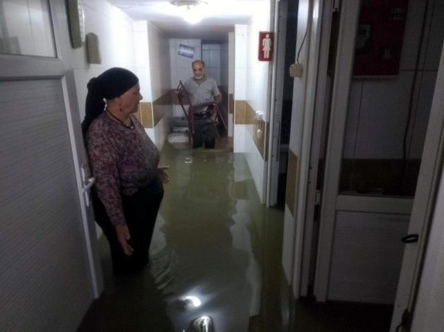 Tekirdağ'da dolu ve sağanak sonrası sokaklar adeta dereye döndü