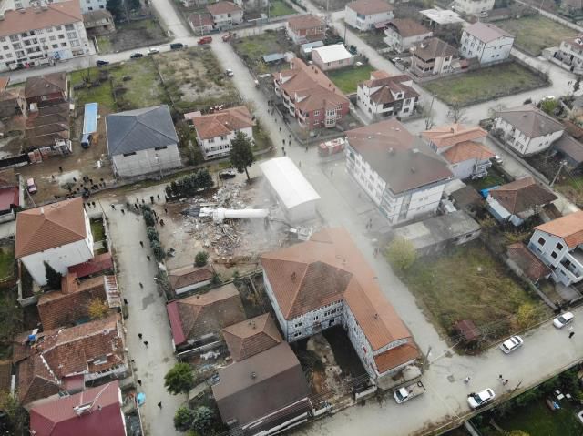Düzce'de depremde hasar gören caminin yıkımında duygu dolu anlar yaşandı: Evim gibiydi