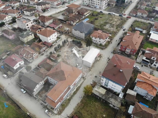 Düzce'de depremde hasar gören caminin yıkımında duygu dolu anlar yaşandı: Evim gibiydi