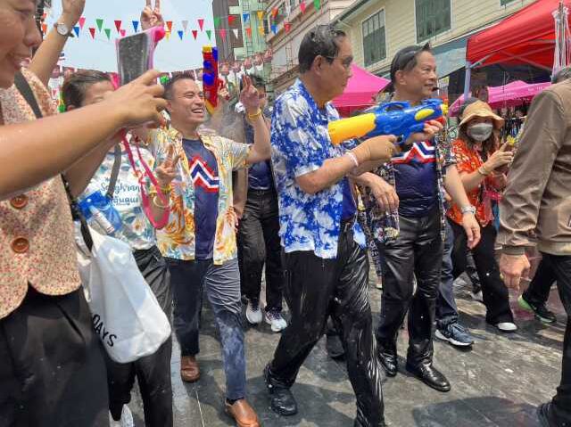 Tayland Başbakanı su savaşına katıldı