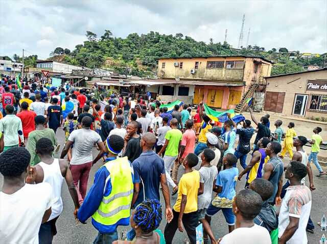 Gabon'daki darbenin ardından Kamerun ve Ruanda, ordu saflarında değişikliğe gitti
