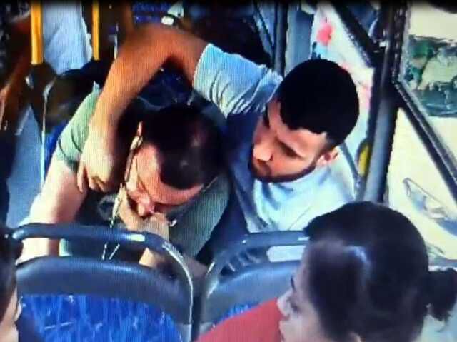 Otobüs şoförü güzergahından çıkarak, kalp krizi geçiren genci hastaneye yetiştirdi