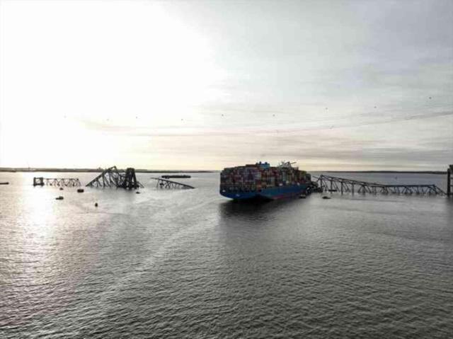 ABD'de kargo gemisi köprüye çarptı, 7 kişi kayboldu