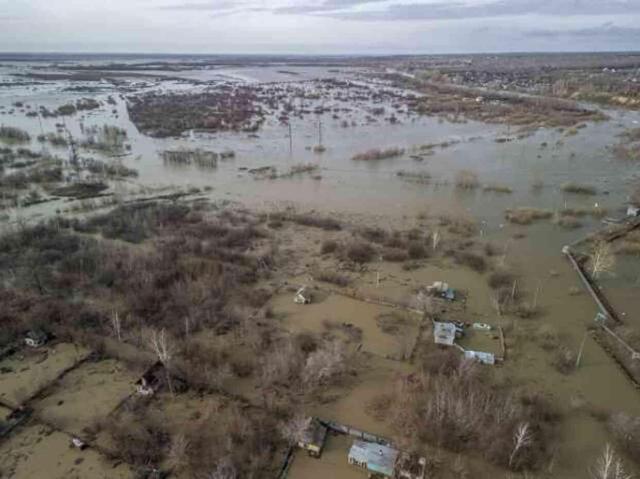 Kazakistan'da karlar eridi, 10 eyalette 3 binden fazla ev sular altında kaldı
