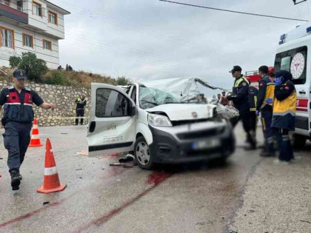Tırın dorsesi kamyoneti hurdaya çevirdi! Aynı aileden 3 kişi feci şekilde can verdi