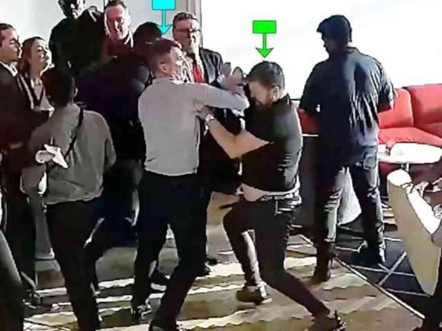 İngiliz futbolcu ve yorumcu Roy Keane, eski takımı Arsenal'in yediği gole sevinince bir taraftar kendisine kafa attı