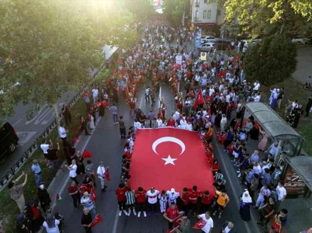 İstanbullular, 15 Temmuz hain darbe girişiminin yıldönümünde sokaklara döküldü