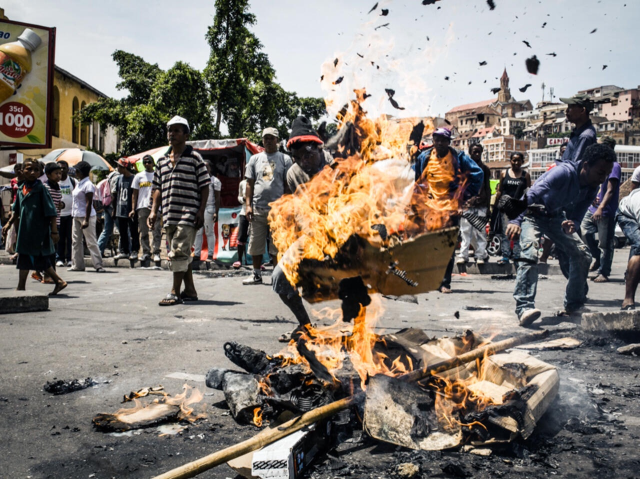 Protestolar ülkeyi kaosa sürükledi! Cumhurbaşkanı kabineyi feshetti