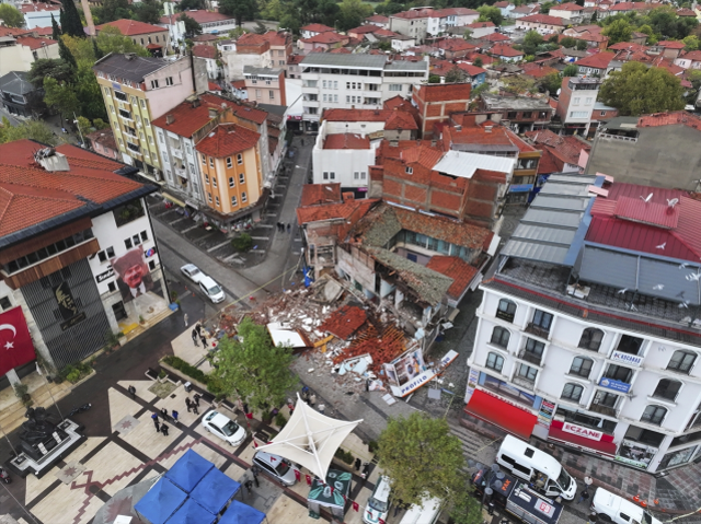 Sındırgı ilçe merkezinde deprem sonrası çalışmalar