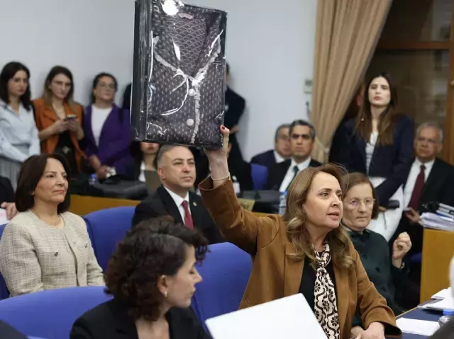 CHP'li Dinçer'den, Bakan Göktaş'a Saliha Akkaş'ın fotoğrafı ve hırkası ile protesto