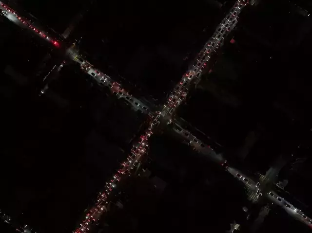 Şehirde büyük kaos! Otonom araçlar bir anda durdu, trafik kilitlendi