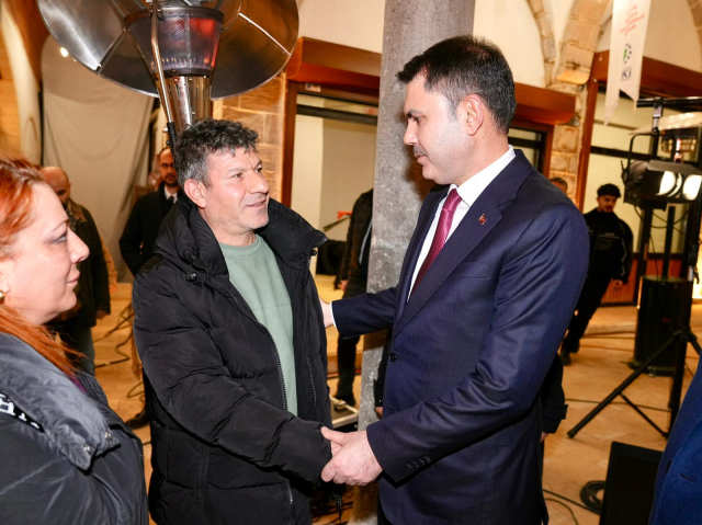 Depremin yıl dönümünde duygulandıran buluşma! Bakan Kurum ile acılı baba bir araya geldi