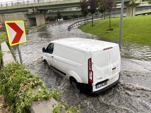 Meteoroloji saat verip uyarmıştı! İstanbul sağanak yağışa teslim oldu, Bayrampaşa'da bir araç sular altında kaldı