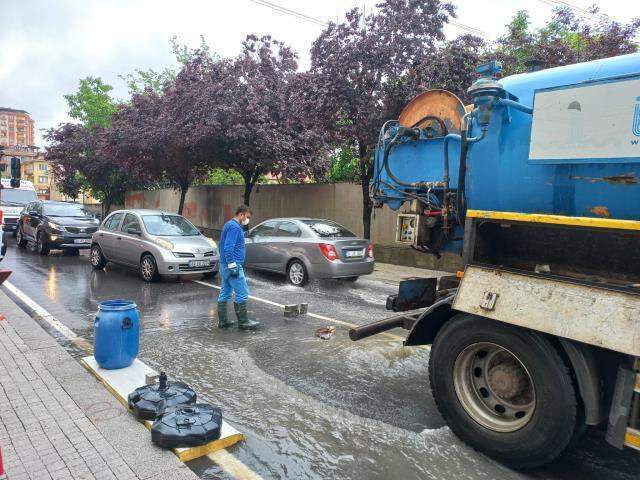 Sağanak İstanbul'u esir aldı! Bahçesini su basan vatandaş evde mahsur kaldı