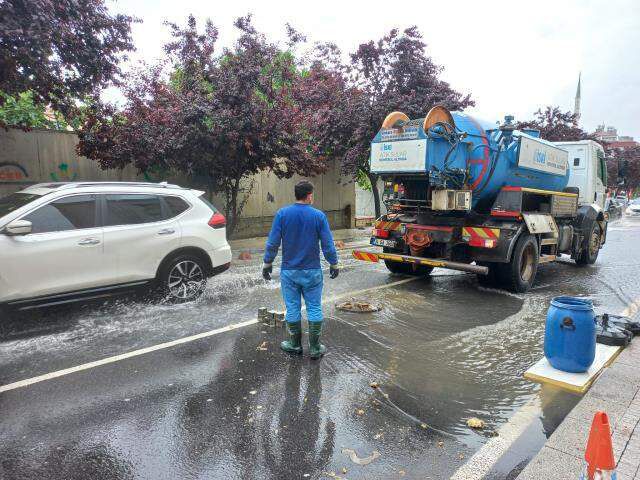 Sağanak İstanbul'u esir aldı! Bahçesini su basan vatandaş evde mahsur kaldı