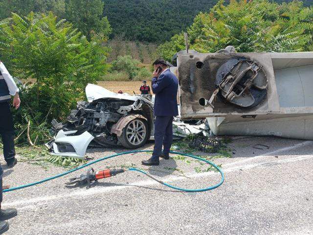Tır, araçları biçti: 3 ölü, 3 yaralı