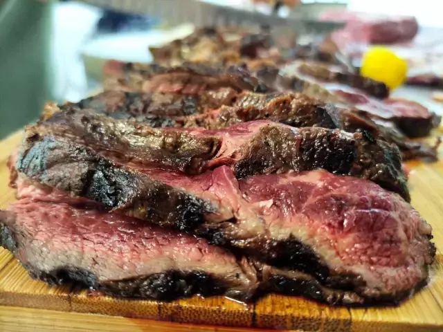 Masaj yaparak büyüttüğü hayvanların kilosunu 10 bin liradan satıyor