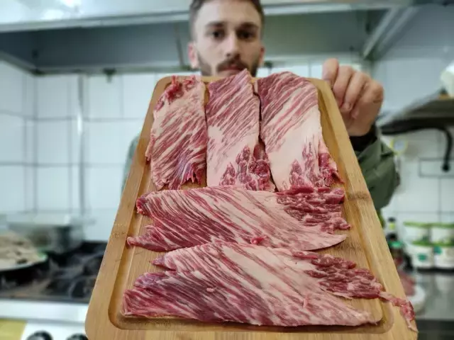 Masaj yaparak büyüttüğü hayvanların kilosunu 10 bin liradan satıyor