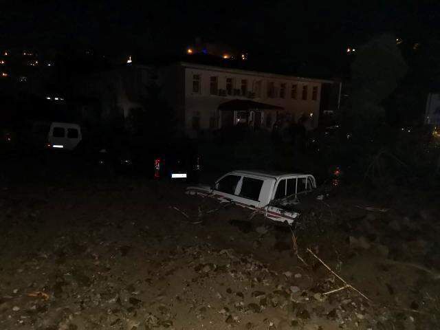 Son Dakika: Rize'de aşırı yağış sonrası meydana gelen sel ve heyelanda 3 kişi kayboldu