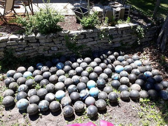 Evinin merdivenlerini yenilemek için yıkan adam, toprağa gömülü 160 adet bowling topu buldu