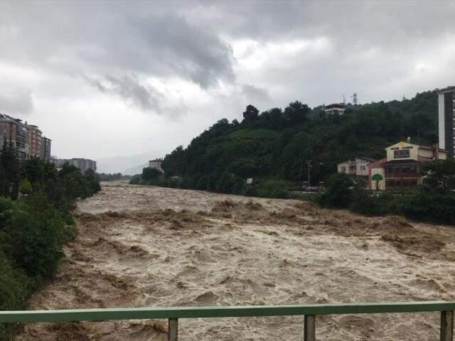 Geçen hafta felaketi yaşayan Rize yine sele teslim! Evleri su bastı, mahsur kalanlar var