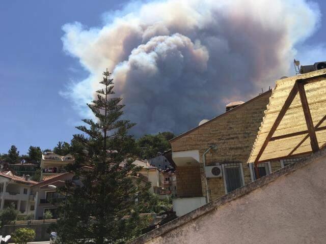 Son Dakika: Bir yangın da Marmaris'te çıktı! Armutalan'da yükselen alevler yerleşim yerlerini tehdit ediyor