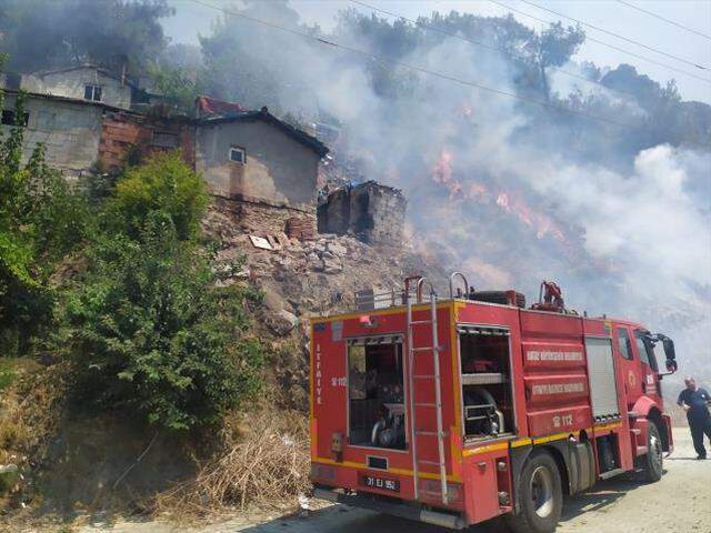 Bir yangın da Hatay'da! Bazı evler tahliye edildi, ekipler alevlere müdahale ediyor