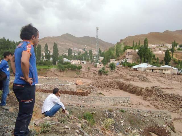 Türkiye yangını, Van ise sel felaketini yaşıyor! Başkale'de dereler taştı, köylüler damların üstünde kurtarılmayı bekledi