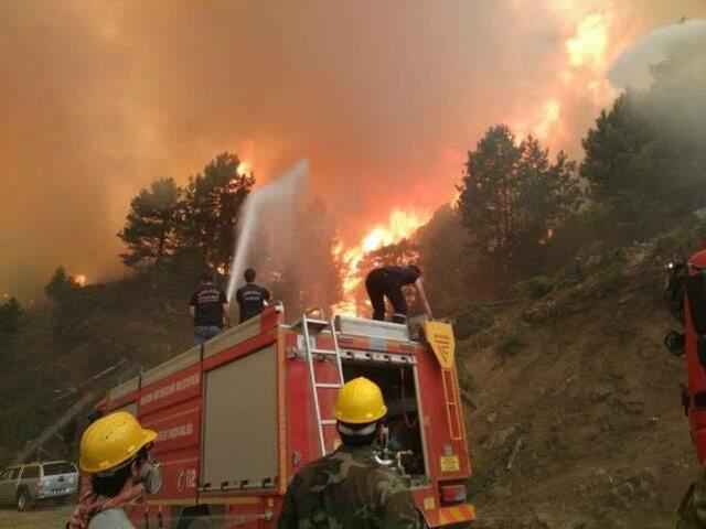 Muğla'dan Aydın'a sıçrayan yangın Çine'yi kül ediyor! 6 mahalle boşaltıldı, alevlere müdahale sürüyor