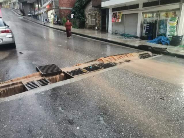 Pazar'da şiddetli yağış etkili oldu: Yollar göle döndü, iş yerlerini su bastı