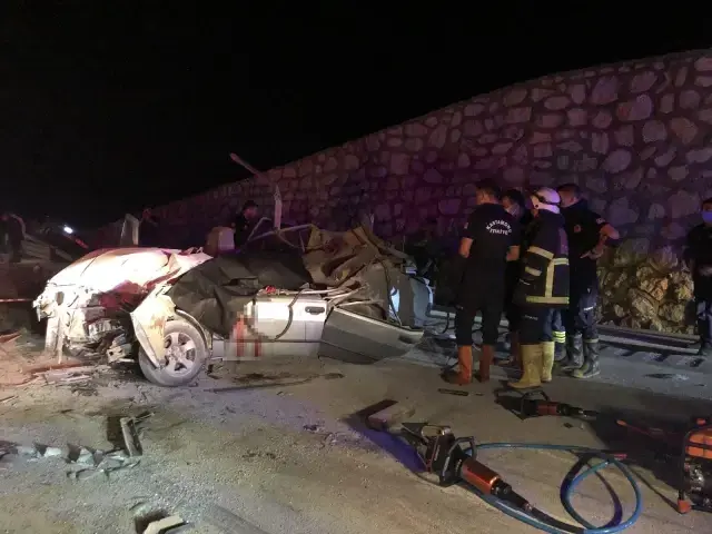 Kaza yapan aracın yanına park eden tır, faciaya yol açtı! Baba ve oğlu olay yerinde öldü