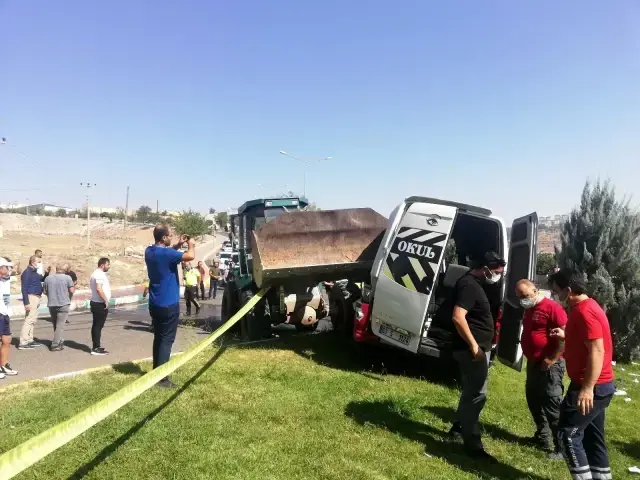 Freni boşalan iş makinesi, minibüsü biçti! Yaralılar var