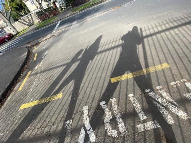 Yeni Zelandalı Bakan'ın canlı yayın gafı sosyal medyada 'bacaklarını aç' hareketini başlattı