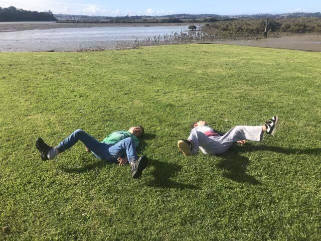 Yeni Zelandalı Bakan'ın canlı yayın gafı sosyal medyada 'bacaklarını aç' hareketini başlattı