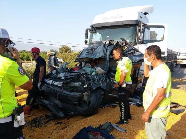 3 TIR ve 2 otomobilin karıştığı zincirleme trafik kazasında 3 kişi hayatını kaybetti